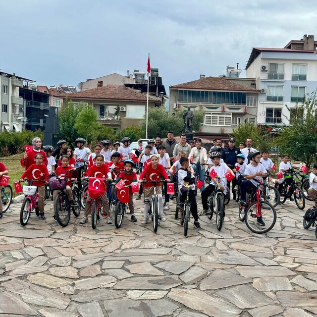 Bozdoğan'da çocuklar 'Cumhuriyet' için pedalladı