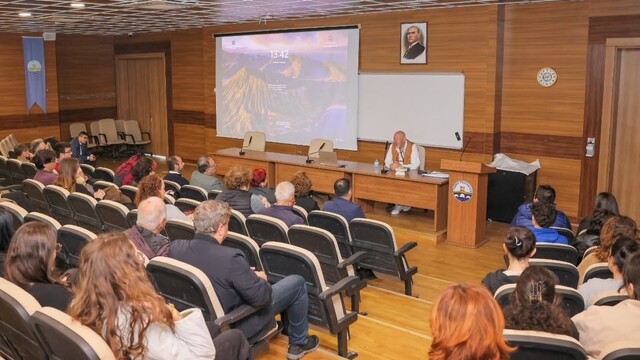 Edirne'de Kosova'dan gelen Türk şair ve ressam Ethem Baymak öğrencilerle buluştu
