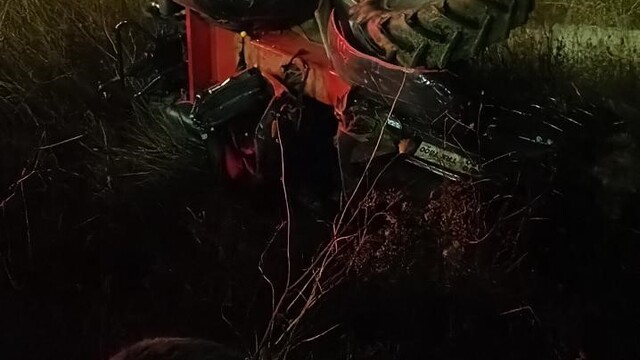 Lapseki'de devrilen traktörün sürücüsü hayatını kaybetti