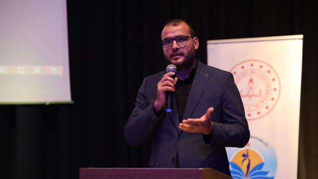 "Türkiye'de haftalık ekran süresi 25 saatin üzerine çıktı"
Adana'da okullarda güvenlik ve bağımlılık buluşması
Yeşilay Adana Şube Başkanı Dr. Yunus Emre Yıldırım:
"Okullarda bağımlılığa karşı farkındalık oluşturmalıyız"