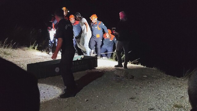 Kayıp olarak aranan çiftin otomobili uçurumda bulundu: 1 ölü, 1 yaralı
Aramaya çıkan yakınları uçurumdan gelen sesle kazazede çifte ulaşabildi