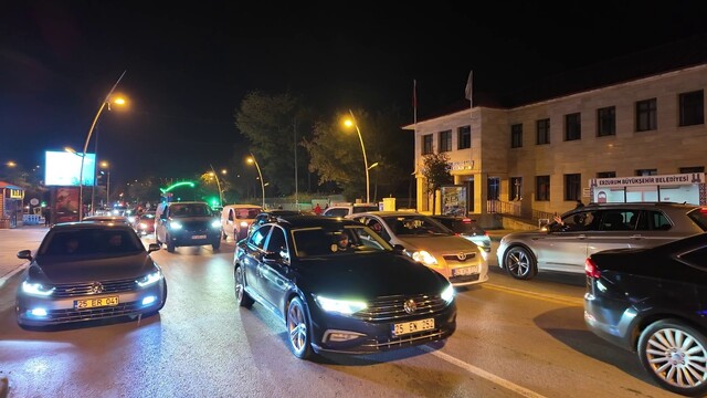 Galatasaray'ın derbi galibiyeti, Erzurum Cumhuriyet Caddesi'nde kutlandı