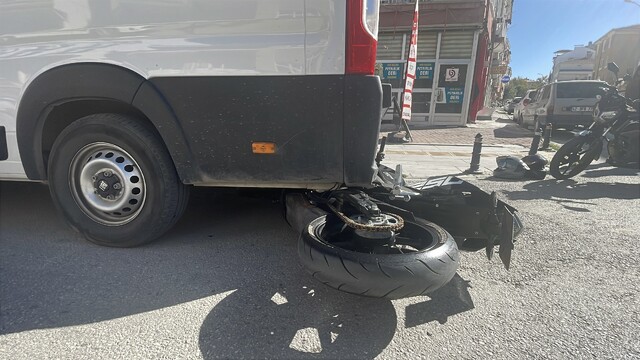 Motosikletin minibüsün altına girdiği kaza kameraya yansıdı