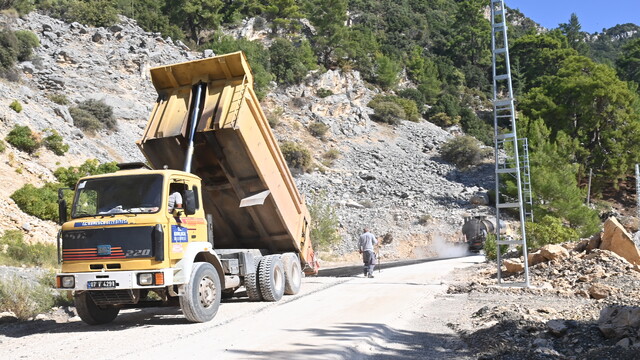 Kumluca'da yol yenileme çalışmaları sürüyor