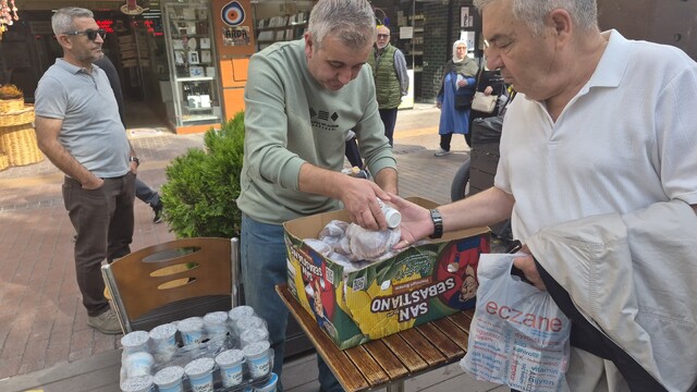 Eskişehir'de hayırseverler ile ihtiyaç sahiplerini buluşturan çaycı
Vatandaşların bağışlarıyla gelen geçene simit, ayran ve su dağıtarak bir hayır köprüsü kurdu