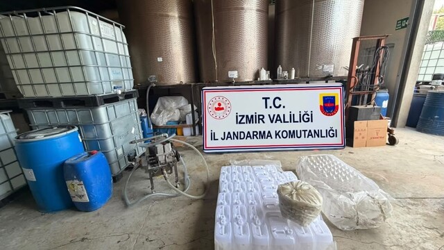 İzmir'de sahte alkol imalathanesine operasyon: 21 bin litre etil alkol ele geçirildi