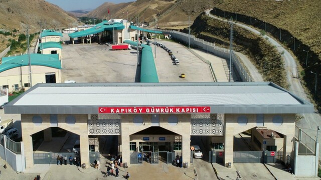 Van'da Kapıköy Gümrük Kapısı karşılıklı tır geçişlerine açıldı