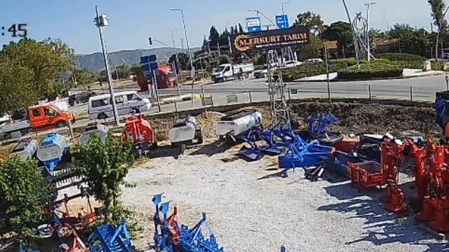 Kamyonetin altında kalmaktan son anda kurtuldu, o anlar kamerada
