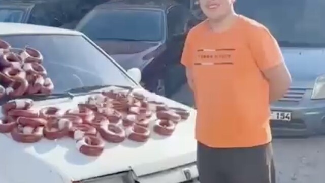 Eskişehir'de otomobilini 100 kilo dana sucuğuyla takas etti
Yaklaşık 100 bin TL değerindeki otomobilini sucuk karşılığında devretti