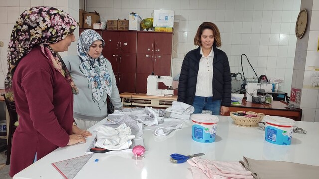 Müdür Sinan, kadın terziliği kursiyerlerinin çalışmalarını inceledi