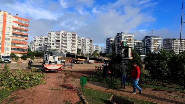 Antalya'da 4 kişinin ölümüne sebep olan hortum, şantiye alanına gelinceye kadar önüne geleni adeta parçalamış
Hortum, ağaçları ve kamelyaları yerinden söküp demir bariyerleri bükerek geçmiş