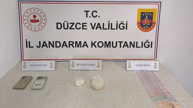 Araçta gizli bölmede uyuşturucuya 2 gözaltı