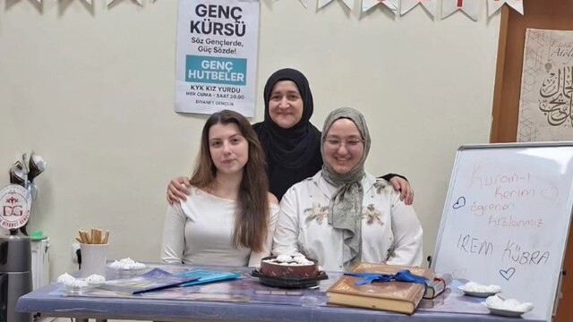 Kız yurdundaki 2 öğrenci 3 haftada Kur'an-ı Kerim okumaya başladı