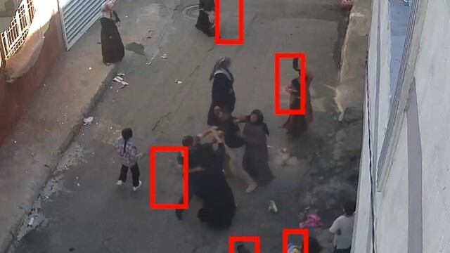 Gaziantep'te 1 kişinin ölümüyle sonuçlanan meydan kavgası görüntülendi
Kavgayı çocuklar başlattı, kadınlar saç saça, erkekler ise yumruk yumruğa birbirine girdi
