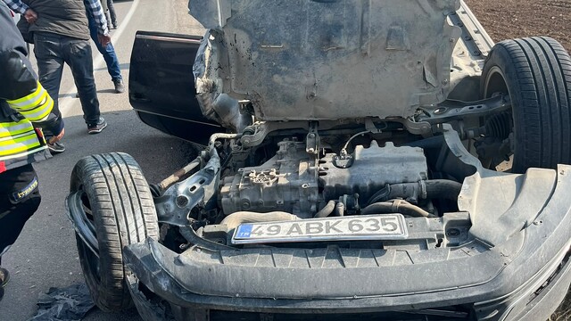 Van'da devrilen otomobildeki 3 kişi yaralandı
