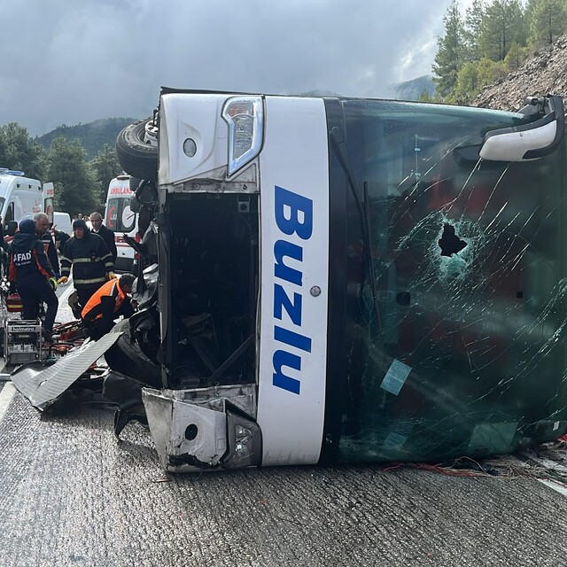 Isparta-Antalya kara yolunda yolcu otobüsü devrildi: 1 ölü, 7 yaralı
