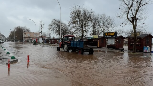 Karacabey'de yollar göle döndü, denize çıkamayanlar evlerinin önünden balık tuttu