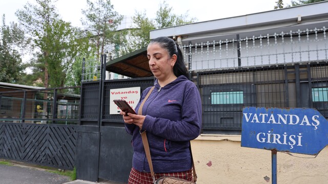 Diyarbakır'da akılalmaz dolandırıcılık: Aile fertlerinin şeceresine kadar söyleyip 1.2 kilo altını aldılar
İkinci kez dolandırıcıların hedefi olan yaşlı kadın bu sefer 1 kilo 200 gram altın kaptırdı