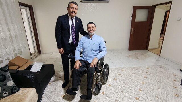 MHP Diyarbakır İl Başkanı Özcoşkun'dan engelli bireye akülü araç desteği