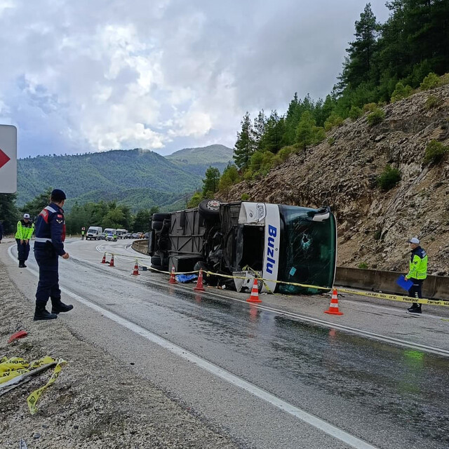 Isparta- Antalya kara yolunda yolcu otobüsü devrildi; 1 ölü, 8 yaralı (2)
