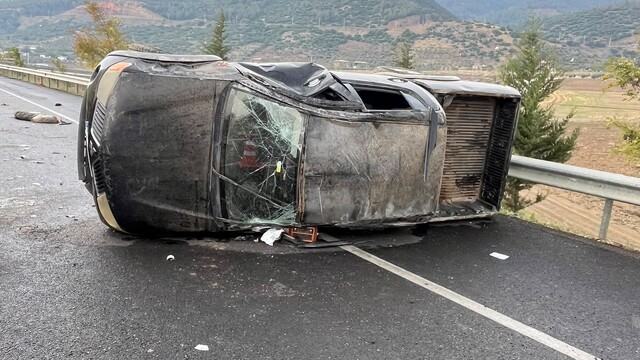 Gaziantep'te devrilen otomobildeki 4 kişi yaralandı