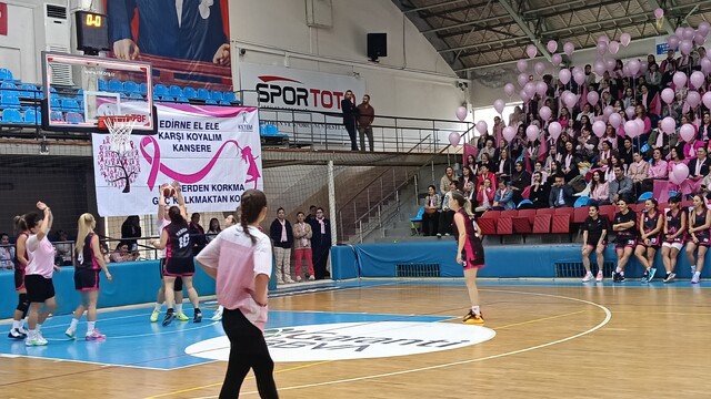 Edirne'de 'Pembe Dostluk Maçı'yla erken tanı çağrısı
Meme kanserine karşı pembe dayanışma
