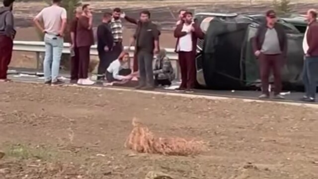 Gaziantep'te kontrolden çıkan araç karşı şeride uçtu: 4 yaralı