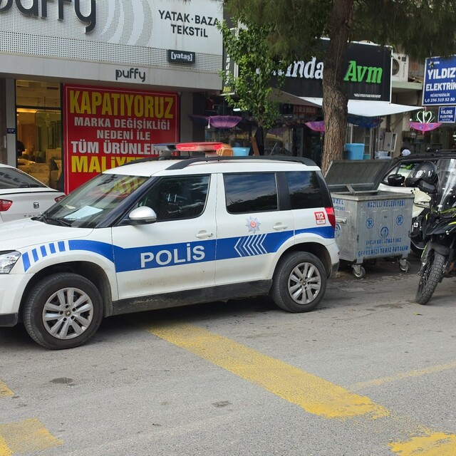 Kız arkadaşını kafasından vurdu
