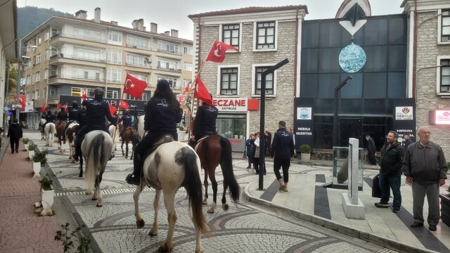 Cumhuriyet'in 103'üncü yıl dönümünde tarihi İstiklal Yolu'nu atlarla geçiyorlar