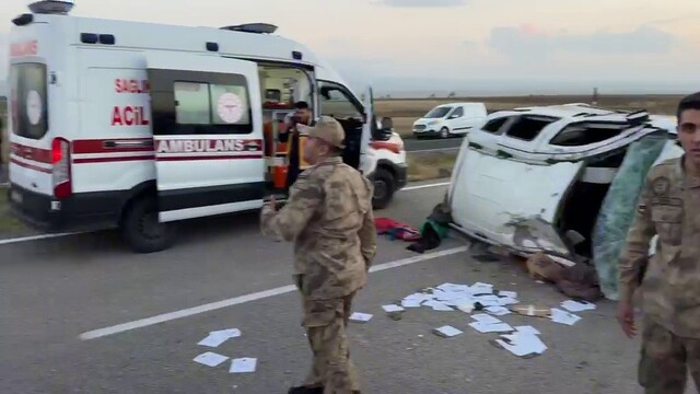 Patnos'ta feci kaza: 7 kişinin bulunduğu araç takla attı