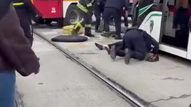 Tramvayın çarptığı 2 yaya yaralandı