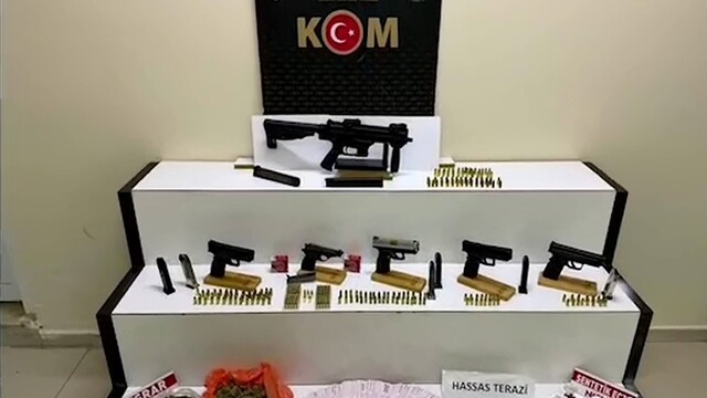 Balıkesir'de silahlı saldırılarda 13 şüpheli tutuklandı
Edremit'te 1 kişinin öldüğü, 3 kişinin yaralandığı iki ayrı silahlı saldırıyla ilgili gözaltına alınan 15 şüpheliden 13'ü tutuklandı.