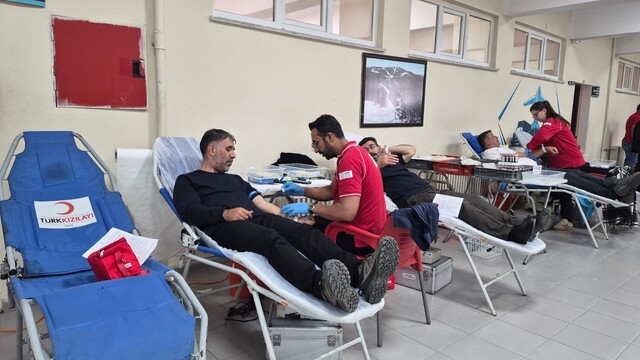 Sarıkamış'ta üniversite öğrencilerinden Kızılay'a kan bağışı desteği