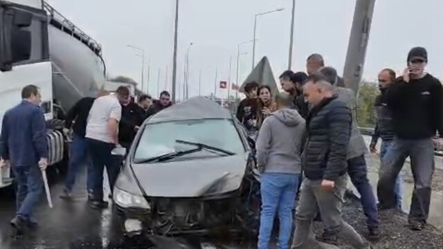 Tekirdağ'da elektrik direğine çarpan sürücü yaralandı