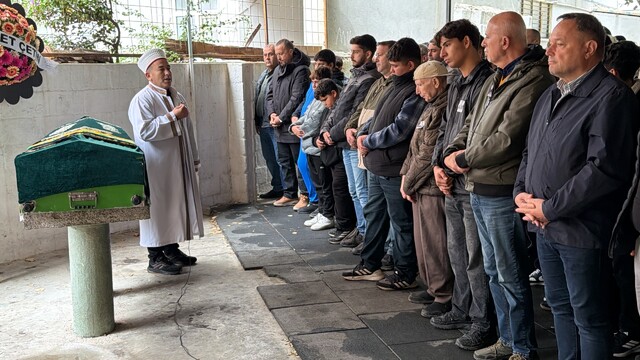 Balıkesir'de turizmci Mustafa Özcan'a gözyaşlarıyla veda
Edremit'i yasa boğan motosiklet kazasında hayatını kaybeden Mustafa Özcan, ailesi ve sevenlerinin gözyaşları, duaları ve tarifsiz acısı eşliğinde son yolculuğuna uğurlandı
