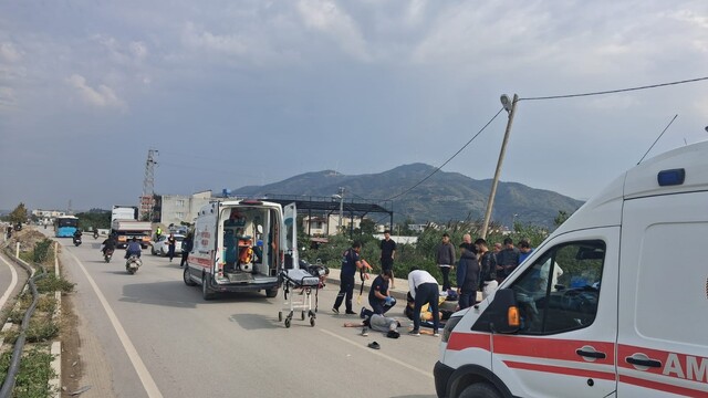 16 yaşındaki sürücünün kullandığı motosiklet tıra çarptı: 1 ölü, 2 yaralı