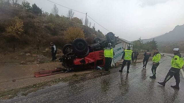 Sivas'ta devrilen seyyar tamir bakım aracındaki 3 kişi yaralandı