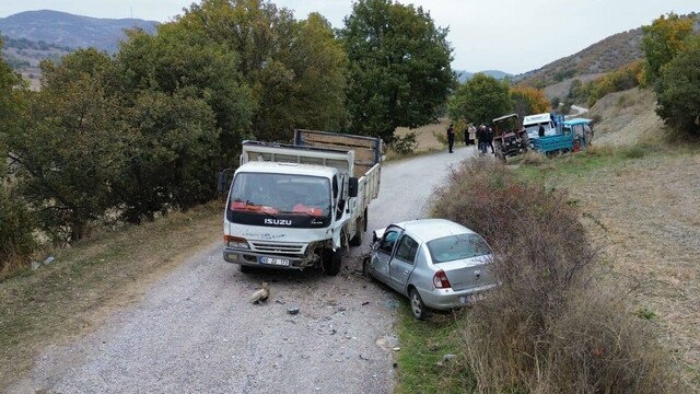 Tokat'ta kamyon ile otomobilin çarpıştığı kazada 4 kişi yaralandı