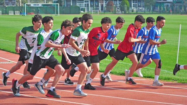 Körfez'de liseliler Cumhuriyet Kupası için koştu