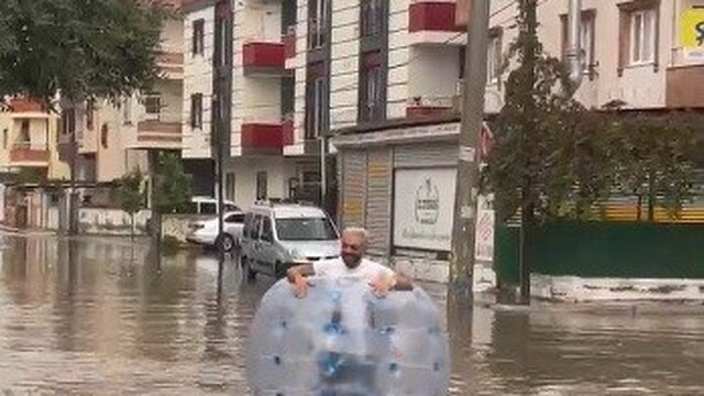 Tarsus'ta sağanak yağış hayatı olumsuz etkiledi: Yollar ve site bahçeleri su altında kaldı
Muhtar öğrenciyi kucağında taşıdı