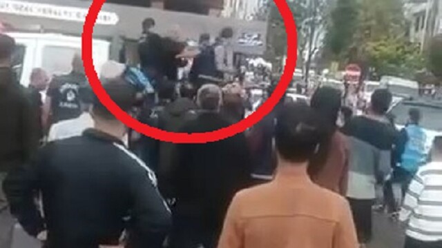 Seyyar satıcı ile zabıta arasındaki arbede kamerada