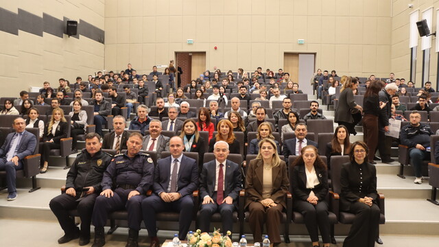 Kırklareli'nde "Osmanlı'dan Cumhuriyet'e Toplumsal Kalkınmada Bilim ve Eğitim Konferansı" düzenlendi