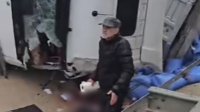Kontrolden çıkan tırın şoförü ağır yaralandı