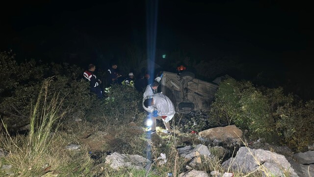 Antalya'da uçuruma yuvarlanan otomobilin sürücüsü öldü, eşi yaralandı
