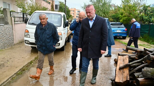 Karacabey'de şiddetli yağış sonrası tüm ekipler seferber oldu
