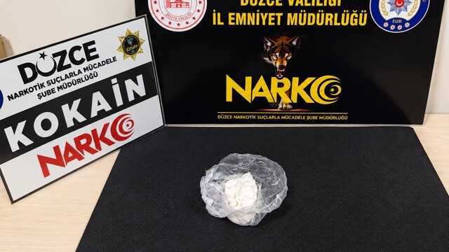 Düzce polisi uyuşturucu tacirlerine göz açtırmıyor
İki ayrı uyuşturucu operasyonunda 2 kişi tutuklandı