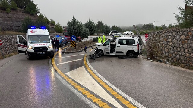 Çanakkale'de takla atan hafif ticari aracın sürücüsü yaralandı