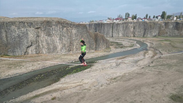 120 metre genişliğinde 60 metre derinliğindeki kanyonda halat üzerinde yürüyüş