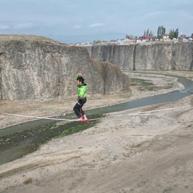 120 metre genişliğinde 60 metre derinliğindeki kanyonda halat üzerinde yürü...