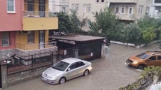 Fethiye'de sağanak yağış hayatı olumsuz etkiledi